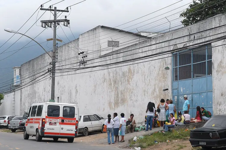 Visitantes esperam para entrar no Complexo Penitenciário de Bangu em 2006 (Pedro Lobo/Bloomberg)