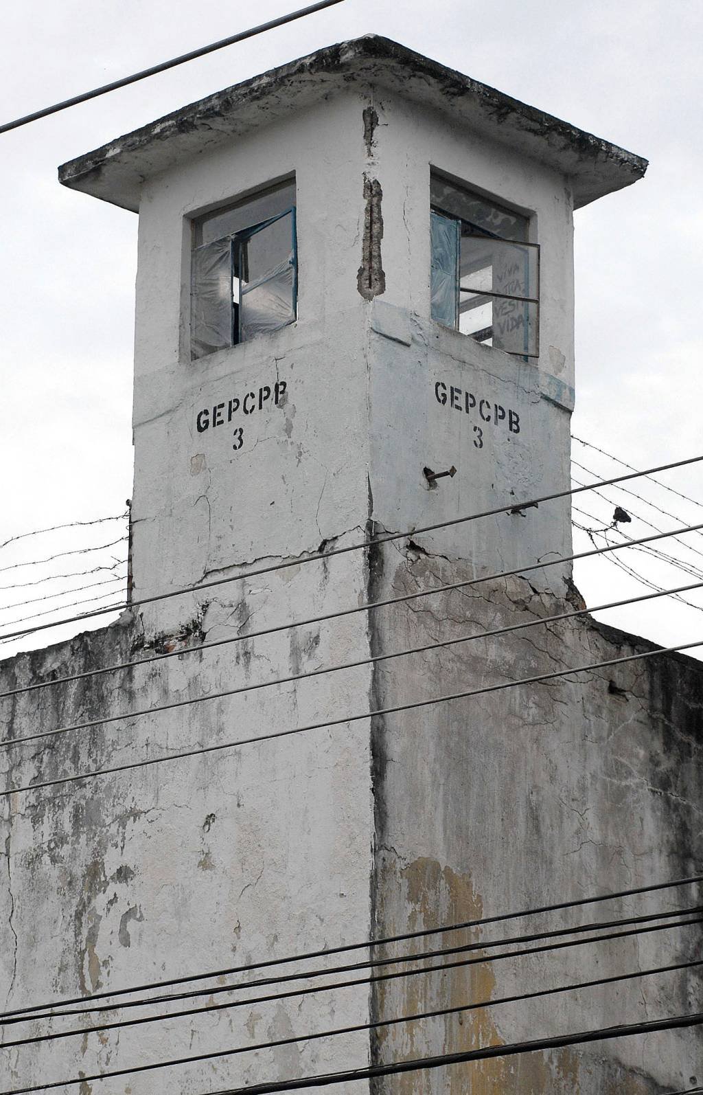 Presos fogem de Bangu, no Rio, usando corda para pular o muro