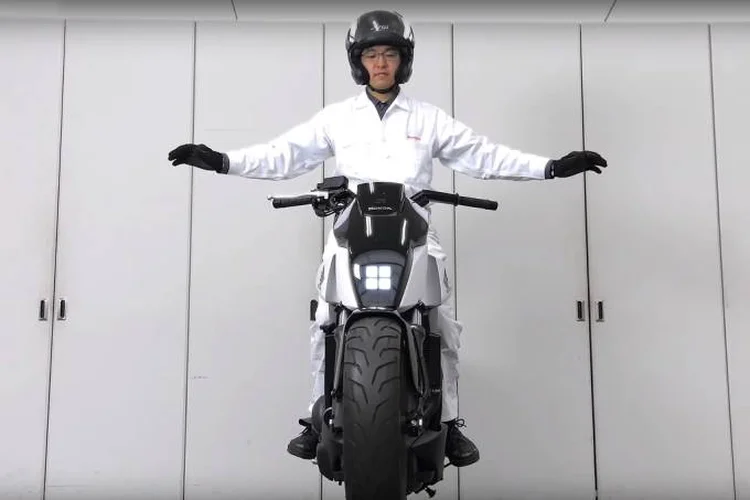 Moto da Honda: com a tecnologia ativada, o veículo também é capaz de andar lentamente sozinho (Reprodução)