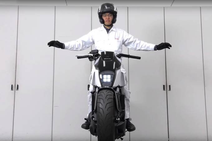 Honda cria moto que para em pé e anda sozinha; veja o vídeo