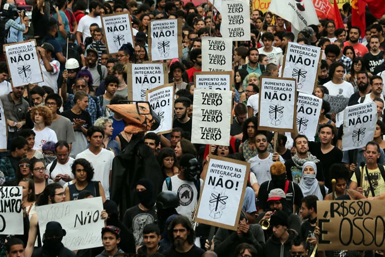 Protesto: desde as 17h, um grupo de manifestantes se reuniu na Praça do Ciclista, na Avenida Paulista (Reuters)