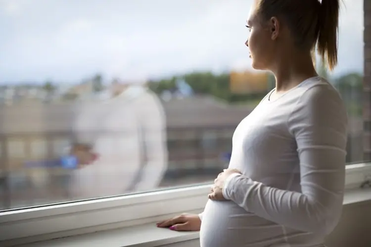 Mulher grávida: os processos de reprodução assistida para mulheres com mais de 50 chegaram a ser vetados, mas essa proibição caiu em 2015 com o aumento da demanda (kjekol/Thinkstock)