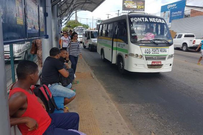 Ônibus voltam aos poucos a circular em Natal