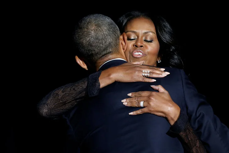 Obama e Michelle: após o discurso, o presidente, sua esposa e filha se abraçaram no palco (Jonathan Ernst/Reuters)