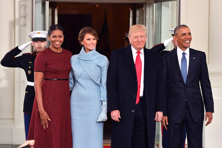 Posse de Trump: a nova primeira dama tentou apertar a mão de Michelle, mas a mãe de Sasha e Malia resolveu dar um abraço (Getty Images)