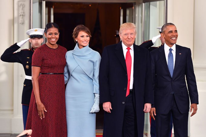 Reação de Michelle a presente de Melania viraliza na internet