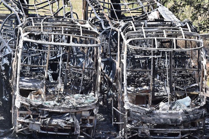 Sete ônibus são incendiados no Rio após ação contra tráfico