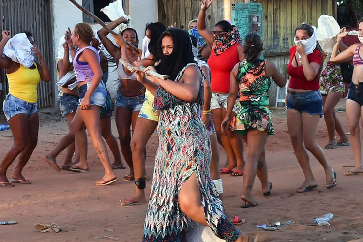 Mulheres: as famílias dos detentos se dividem na porta da unidade, trocam acusações e até agressões