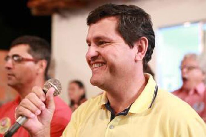 Em decreto, prefeito entrega chaves de cidade na Bahia a Deus