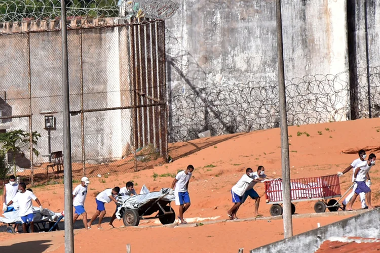 Presos em Natal: vestindo calções azuis, alguns homens enrolaram camisetas brancas na cabeça para esconder o rosto (Josemar Gonçalves/Reuters)