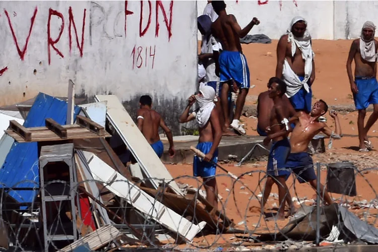 Rebelião: 220 internos foram retirados do presídio, mas a rebelião continuou (Josemar Goncalves/Reuters)