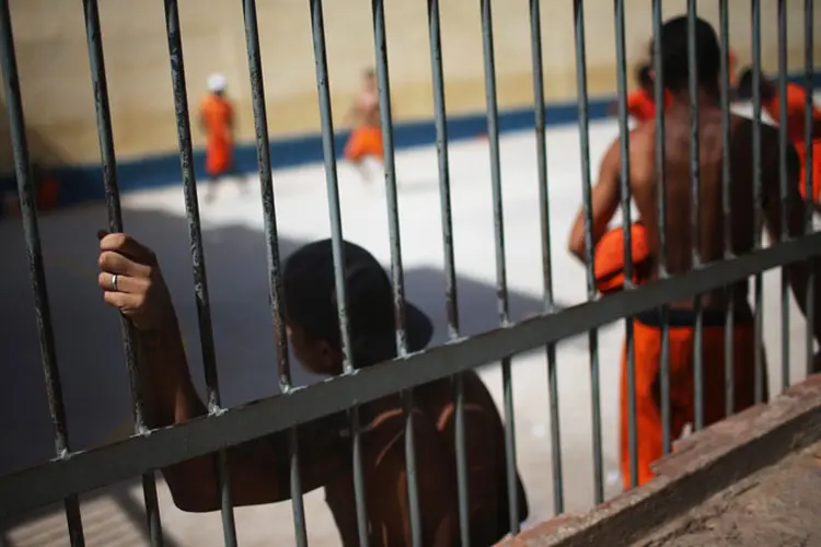 Prisões: a nota classifica a situação de "total descalabro que demonstra a falência do poder estatal em determinados territórios do Estado" (Getty/Getty Images)