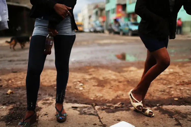 Objetivo da operação é cumprir mandados de prisão preventiva contra denunciados pelo crimes de favorecimento à prostituição de menor de 18 anos (Prostituição/Getty Images)