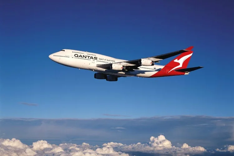 Qantas: "Estamos considerando mudar nossos termos de uso para viajantes internacionais, para dizer a eles que pediremos às pessoas que se vacinem antes de embarcarem no avião" (Facebook/Qantas/Divulgação)