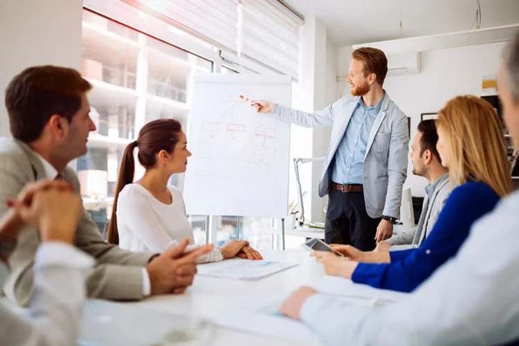 Reunião: conversa franca com a nova equipe ajuda a entender as expectativas de cada um (./Thinkstock)