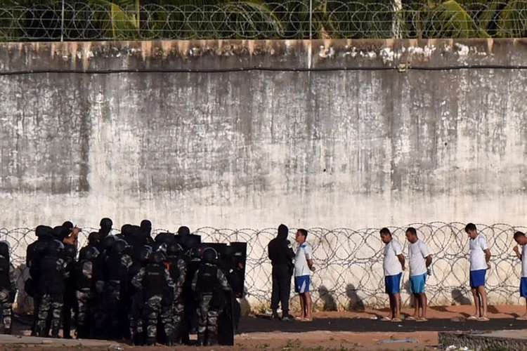 RN: a entrada do contigente fez com que os detentos, que circularam pelo pátio da prisão durante todo o dia, se recolhessem para dentro dos pavilhões