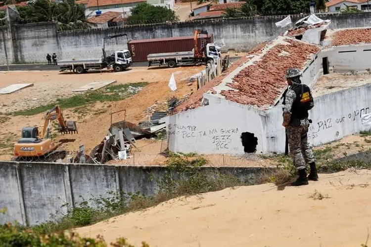 Soldado da Força Nacional fazendo a segurança de trabalhadores que constroem muro na prisão de Alcaçuz (Reuters)