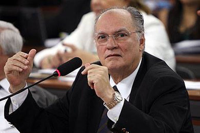 Roberto Freire, do PPS, deixa Ministério da Cultura