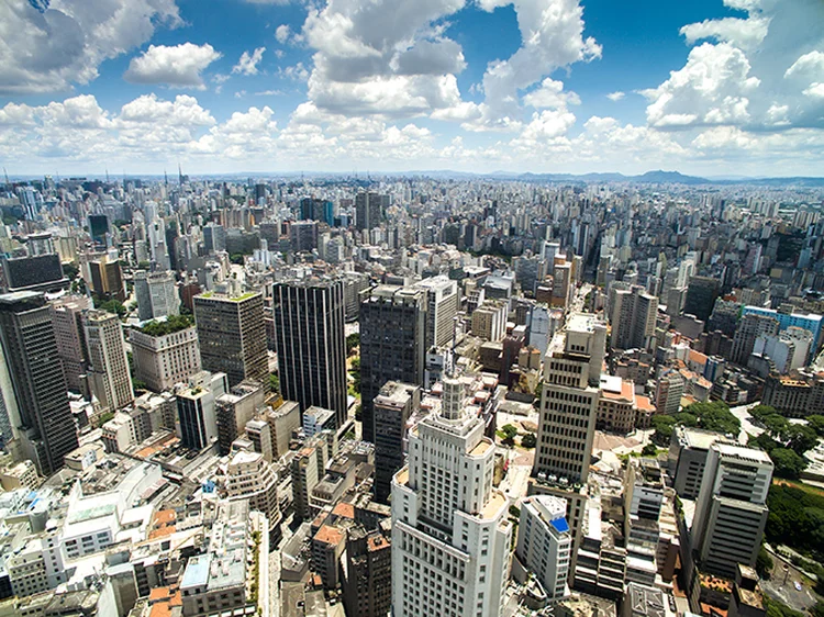 Vista aérea de São Paulo: prefeitos brasileiros de 2021 precisarão lidar com desafios inéditos à máquina pública por causa da pandemia (filipefrazao/Thinkstock)