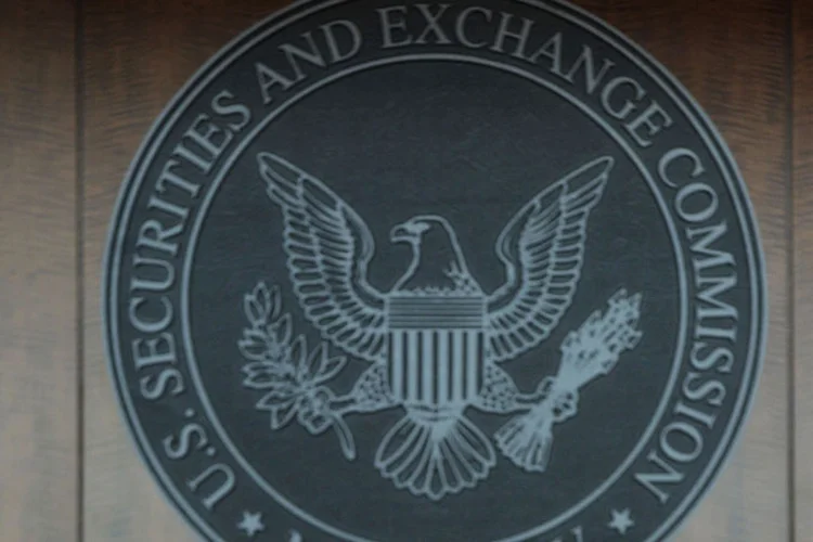 SEC está analisando pedidos para lançamentos de ETFs de bitcoin nos EUA (Alex Wong/Getty Images)