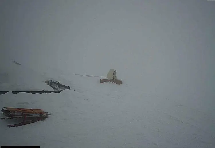 Captura de imagem mostra neblina em campo de ski no Campo Felice, Itália (Departure of Campo Felice/Reprodução)