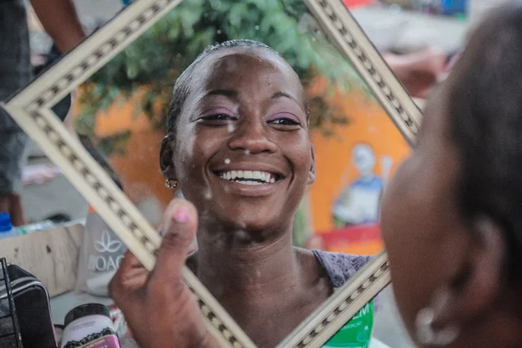 SP: a Semana da Diversidade da Beleza surgiu no ano passado para levar um pouco de cor, higiene, bem-estar e empoderamento a elas (Olivia Tesser/Divulgação)