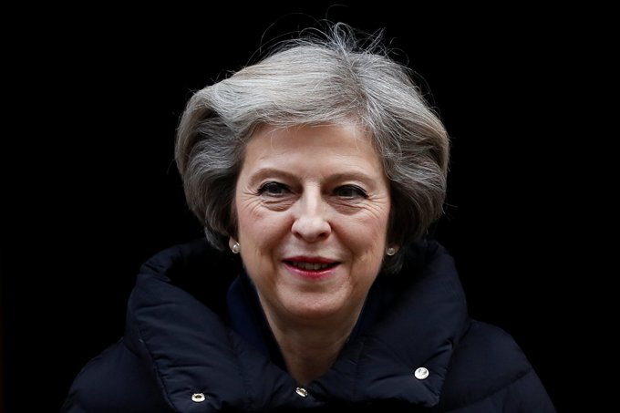 Theresa May indica que buscará "Brexit duro" em negociação com UE