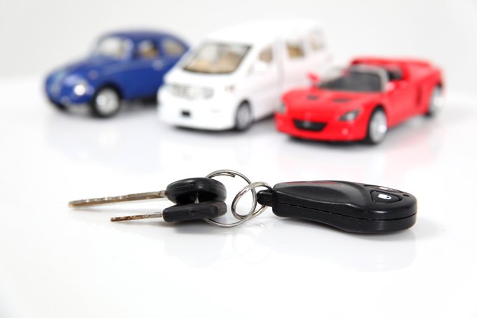 Carros em miniatura e chave (darrenwise/Thinkstock)