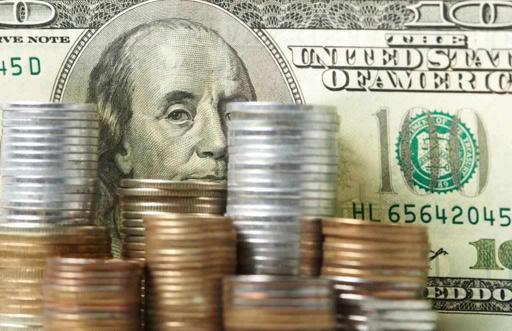 Dólar tem leve queda, com alívio externo e na política doméstica