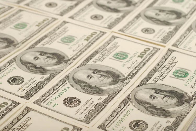 Dólar: "a tendência do dólar segue indefinida, podendo voltar a subir fortemente se a crise envolvendo o presidente se estender" (foto/Thinkstock)