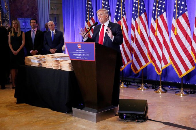 Trump agradece por mídia não ter divulgado "falso" dossiê russo
