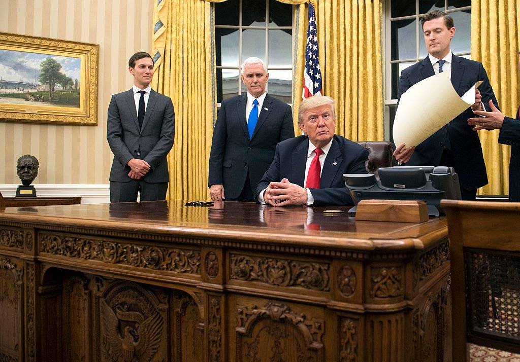 Trump no Salão Oval: ele prometeu que iria "drenar o pântano" que  é a política em Washington (Kevin Dietsch/Getty Images)