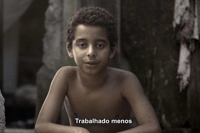 Crianças cantam "Epitáfio" em campanha da Unicef