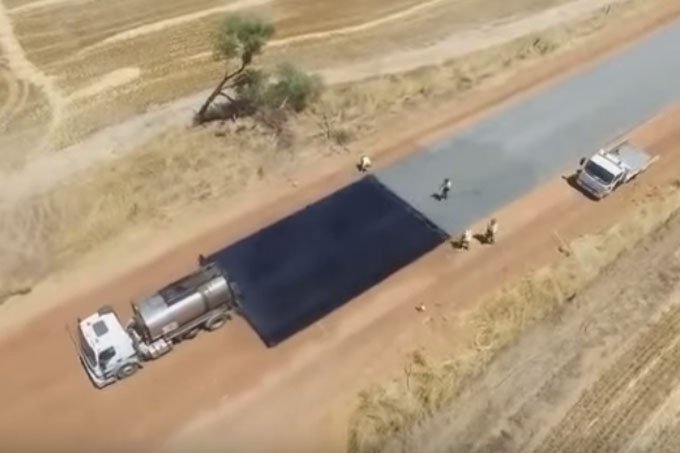 Trecho de estrada de 4,9 km é feito em dois dias na Austrália