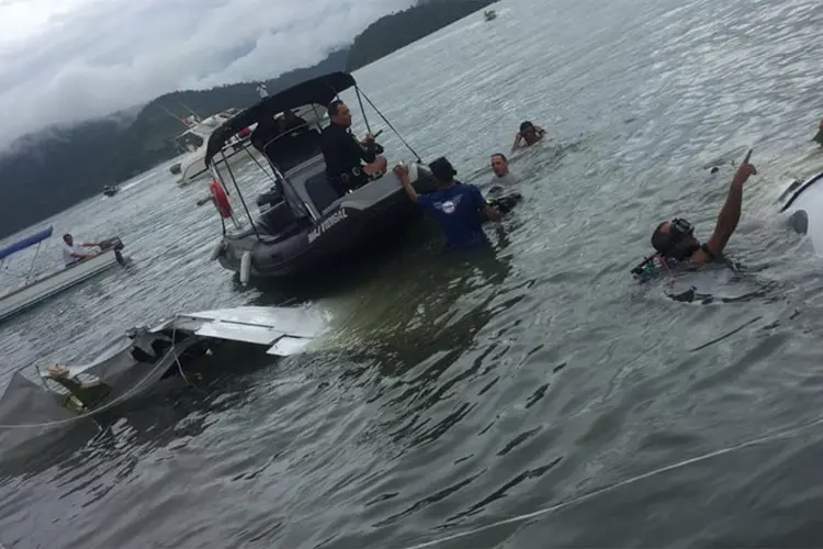 Equipes trabalham no resgate dos corpos do acidente aéreo em Paraty que matou o ministro do Supremo Tribunal Federal (STF), Teori Zavascki  (Twitter Aeroagora/Reprodução)