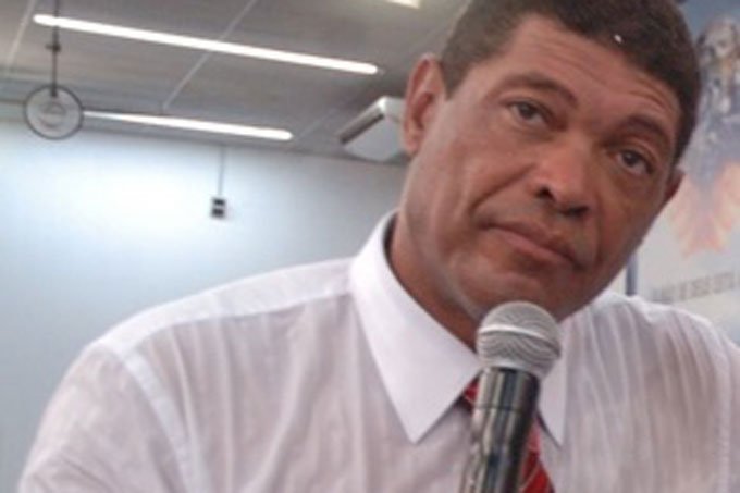 Líder da Igreja Mundial do Poder de Deus é esfaqueado em culto