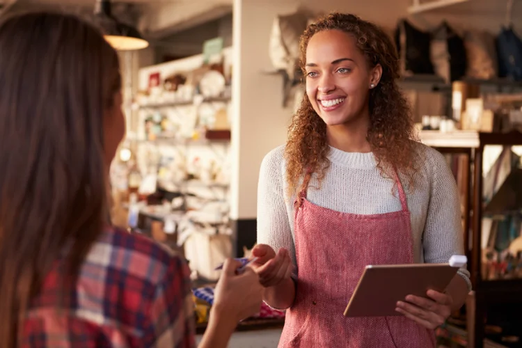 Vendedora: o trabalho intermitente é aquele que permite à empresa convocar os trabalhadores quando e se necessário (Foto/Thinkstock)