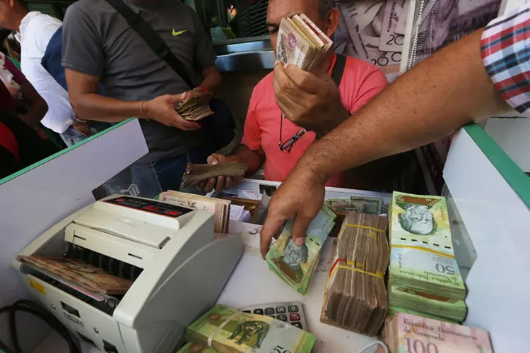 Venezuela: as novas denominações de cédulas, no entanto, serão insuficientes para enfrentar a escassez de papel-moeda no país (foto/Getty Images)