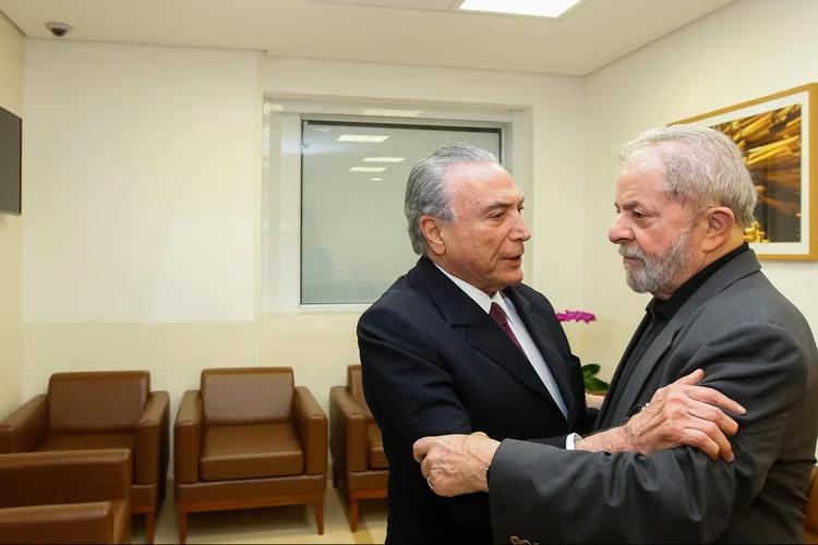 Michel Temer presta visita de condolências ao ex-presidente Lula no Hospital Sírio-Libanês (Beto Barata/Presidência/Divulgação)