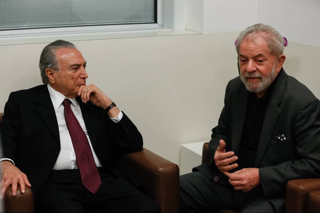 Temer e Lula: "a mesa já não é farta, e até para cozinhar o pouco que tem muitas famílias catam lenha porque não podem mais pagar o bujão de gás", diz o petista (Beto Barata/Presidência/Divulgação)