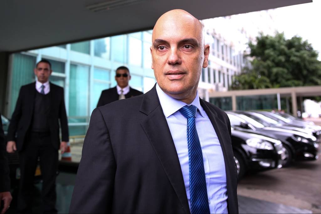 Senador entrega parecer sobre indicação de Moraes para o STF