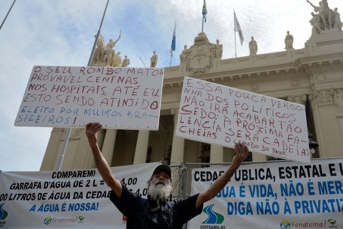 Manifestantes enfrentam PM no retorno dos trabalhos na Alerj