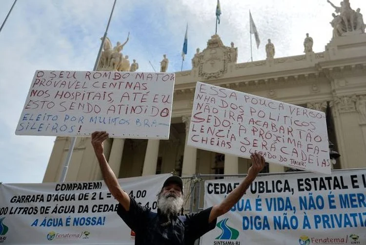 Alerj: o cheiro forte de Gás lacrimogêneo atirado pela Polícia Militar contra os manifestantes é sentido a mais de 500 metros de distância (Agência Brasil)