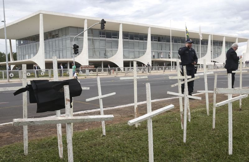 Policiais invadem Câmara e seguranças reagem com bombas de gás