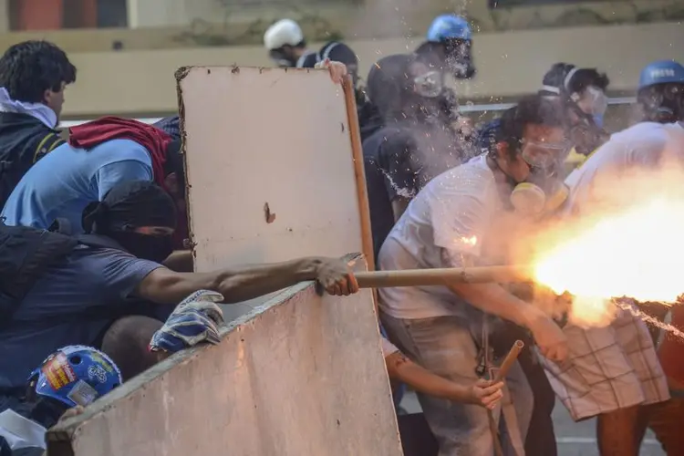 Protestos no Rio: a polícia militar permanece na região, circulando com diversas viaturas, motos e veículos blindados para tentar dispersar os manifestantes (Tomaz Silva/Agência Brasil)