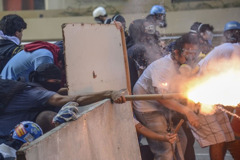 Bancos são depredados e loja é saqueada durante protesto no Rio