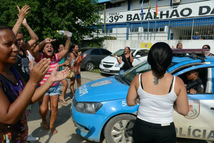 Mulheres de policiais fazem manifestação em batalhão: paralisação da polícia acabou (Fernando Frazão/Agência Brasil)