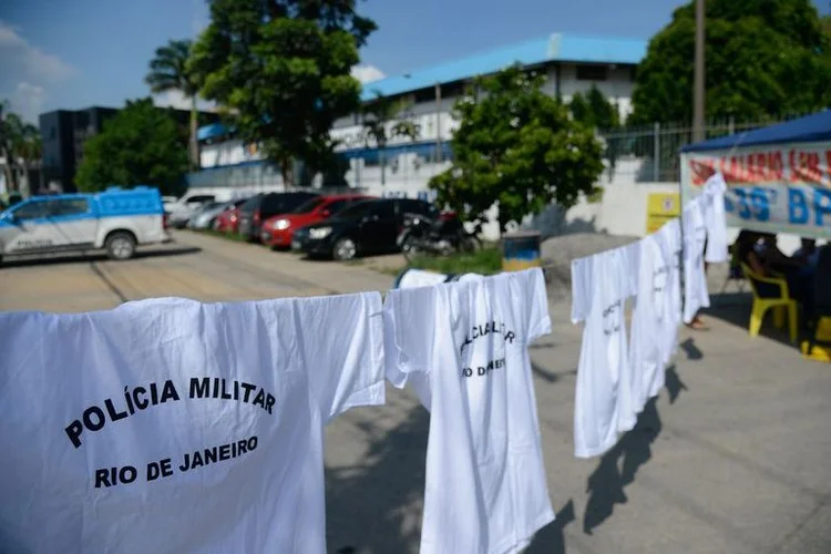 Protesto: do lado de fora, dezenas de policiais que começariam seus turnos na manhã de hoje aguardavam na calçada (Fernando Frazão/Agência Brasil)