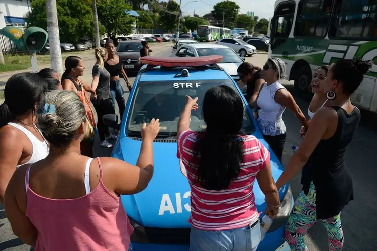 Mulheres de policiais protestam no Rio de Janeiro: medida será tomada se paralisação continuar (Fernando Frazão/Agência Brasil)