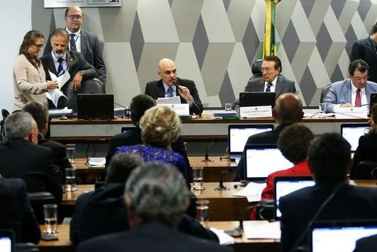 Eunício suspende sessão do Senado devido à sabatina de Moraes